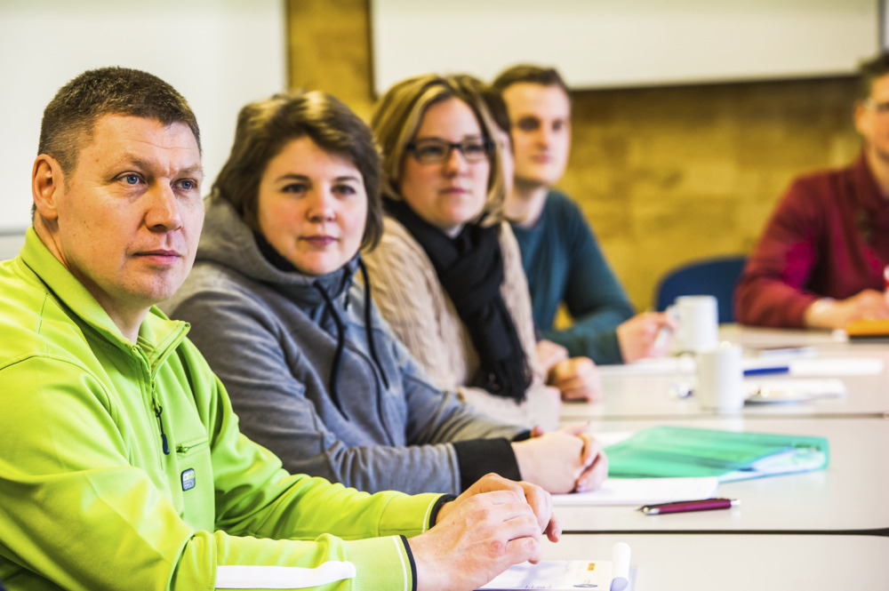 Sportgruppe – seminar konferenz tisch zuhoeren